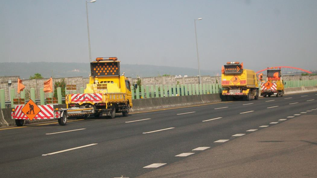 交通主管單位針對施工交通管制措施有明文規範。(圖片來源/ 高速公路局)