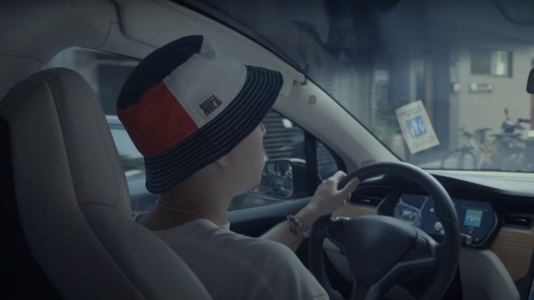 在《有夠難約》的影片當中也可以看到蛋堡自己開著這輛車去找來賓。（圖片來源/ 飛銳奇 VERISiK）
