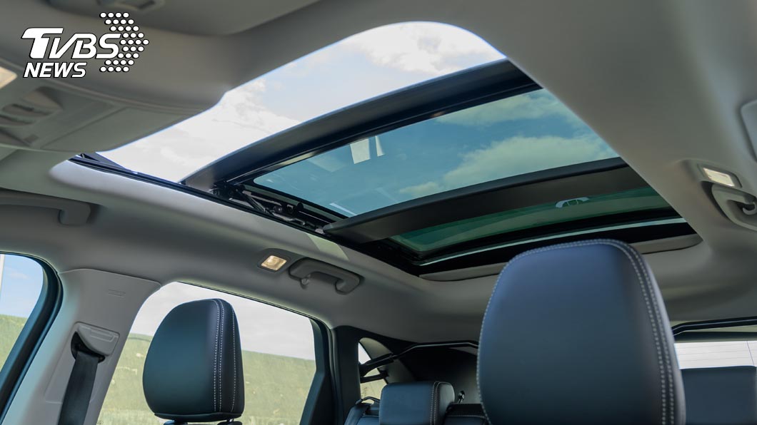 車頂採用淺色配色以帶來更明亮的車內氛圍，另外大面積的天窗搭載也能有效降低車內壓迫感受。(圖片來源/ TVBS)