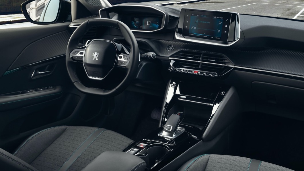 座艙則採用I-Cockpit設計，以駕駛導向的方式呈現，在Allure車型以上配備Quartz 3D立體抬頭顯示儀表。(圖片來源/ Peugeot)