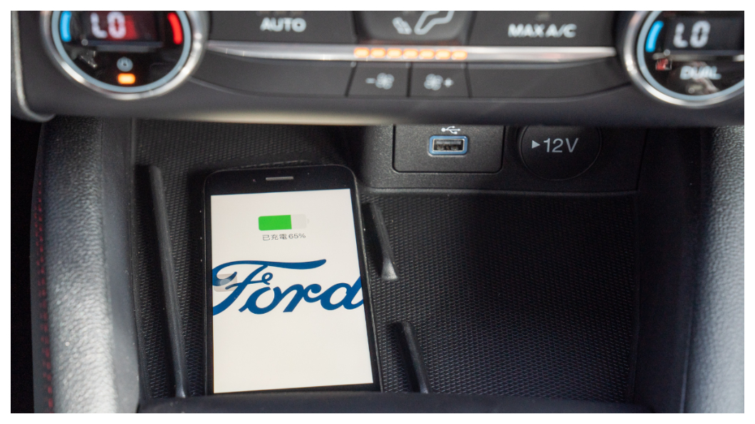部分Ford車款配置Qi手機無線充電座，讓用車人充電更便利。(圖片來源/Ford)