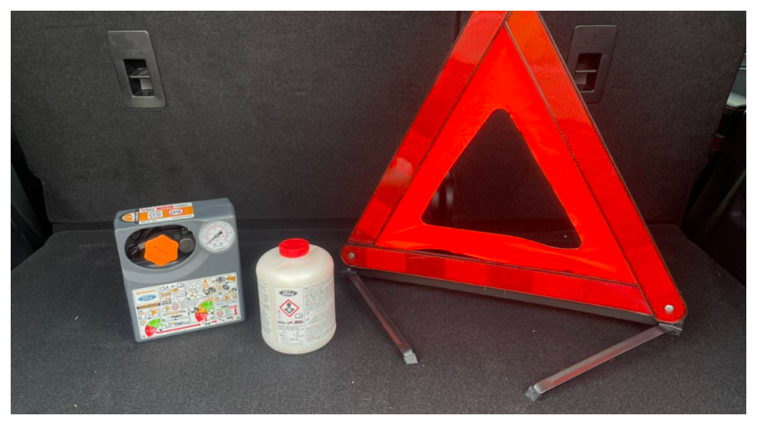 補胎劑、打氣機與三角警示牌是當車輛遇到意外狀況時的重要備品。(圖片來源/Ford)