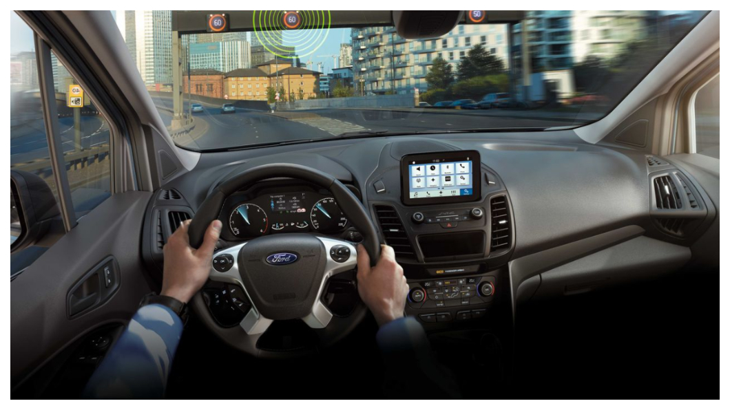 TSR道路標誌識別輔助系統能透過攝影機監控道路號誌，通知駕駛目前行駛路段的交通速限，並於超速時，透過提示音、儀錶號誌閃爍的方式進行提醒。(圖片來源/Ford)