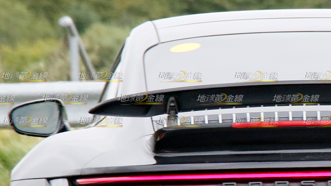 後擋風玻璃貼有標示為油電動力車型的標示貼紙。(圖片來源/ TVBS)