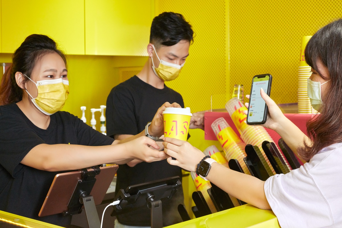 【新開店】連續14天買一送一！新加坡「Flash Coffee」首登台開在這，桂花拿鐵、瓶裝咖啡搶喝