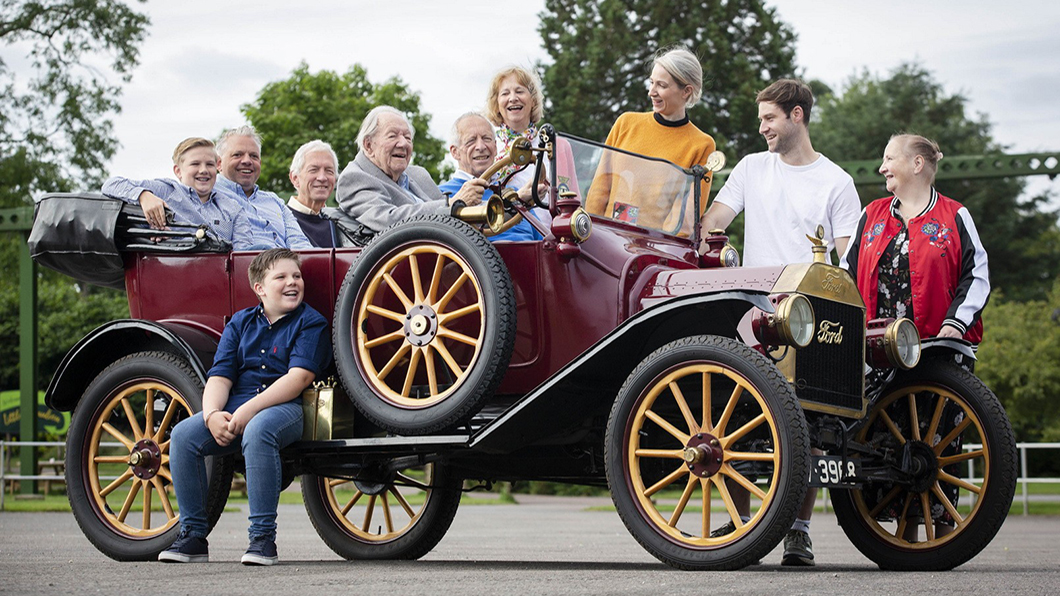 開車經驗將近百年的Mr. Harold Baggot說，能夠親身體驗曾孫們所駕駛的汽車真是令人興奮。(圖片來源/ Ford)