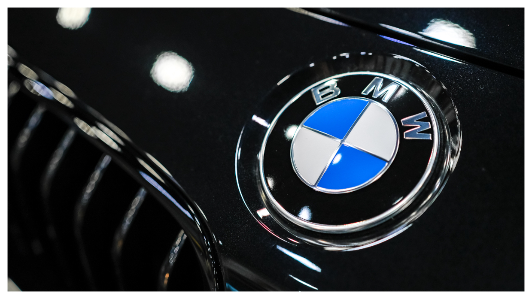 BMW車標是由上方藍白徽飾的外殼與底下的基座相黏而成，時間久了有可能因脫膠而分離。(圖片來源/sutterstock達志影像)