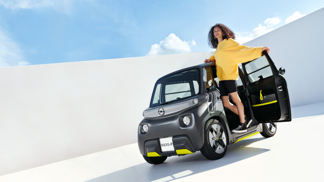 ​​​​​​​Rocks-e因車身尺碼及動力在歐盟被歸類為輕型車輛，14~16歲的青少年持有初階駕照就可以合法上路。(圖片來源/ Opel)