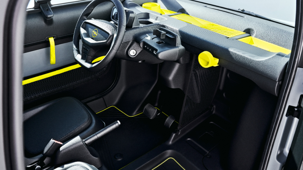 ​​​​​​​Rocks-e內裝相當陽春，不過Opel強調可以坐進身高1.9M的乘客，並且有63升的置物空間。(圖片來源/ Opel)