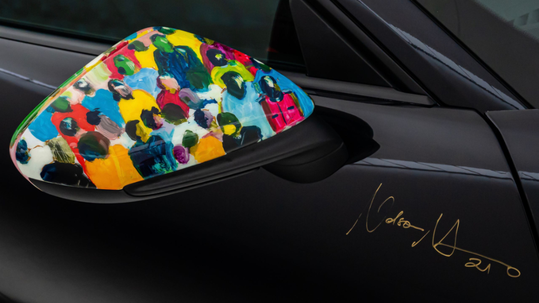 車側除了可以看到後照鏡上的畫作外，A柱旁還有Nelson Makamo簽名。(圖片來源/ Porsche)