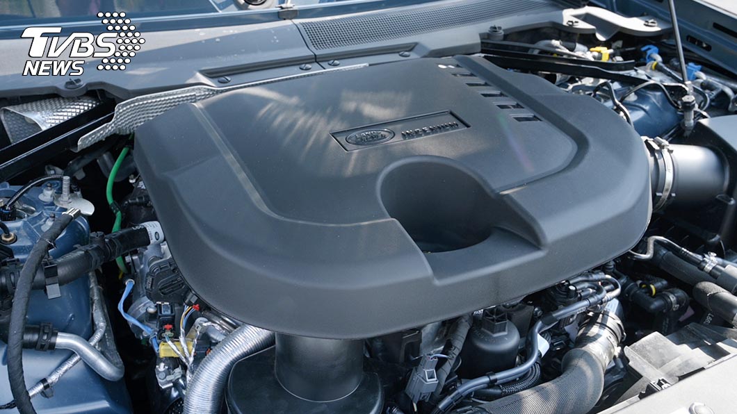 Defender 90 D250 S車上搭載Ingenium 3.0升直列六缸渦輪增壓柴油引擎，可以帶來249匹的最大馬力。(圖片來源/ TVBS)