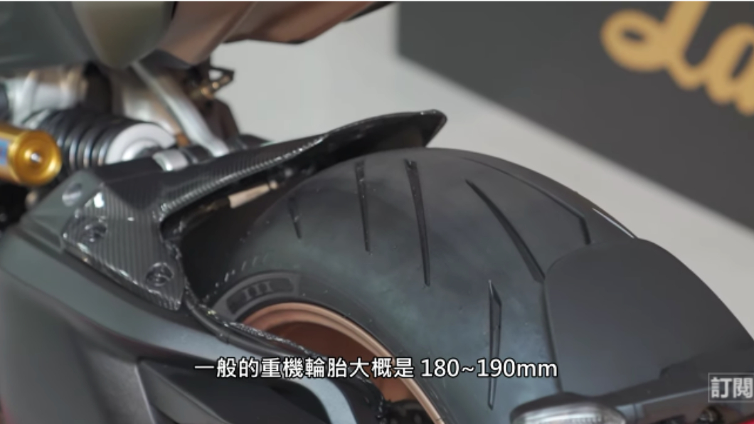 Diavel 1260用上240mm的輪胎讓它在直線加速能夠相當兇猛。（圖片來源/ 擷取自《Joeman》）