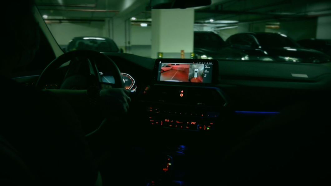 新車有著360度環景影像，所以這次他不用下車查看，透過中控台上的螢幕就可以確定後方沒有東西。(圖片來源/ TVBS)