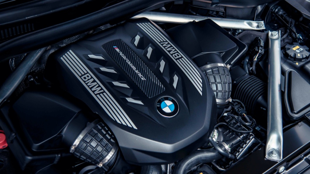 X6 M50i車上搭載4.4升V8雙渦輪M Performance TwinPower Turbo汽油引擎，能夠帶來530匹最大馬力。(圖片來源/ BMW)