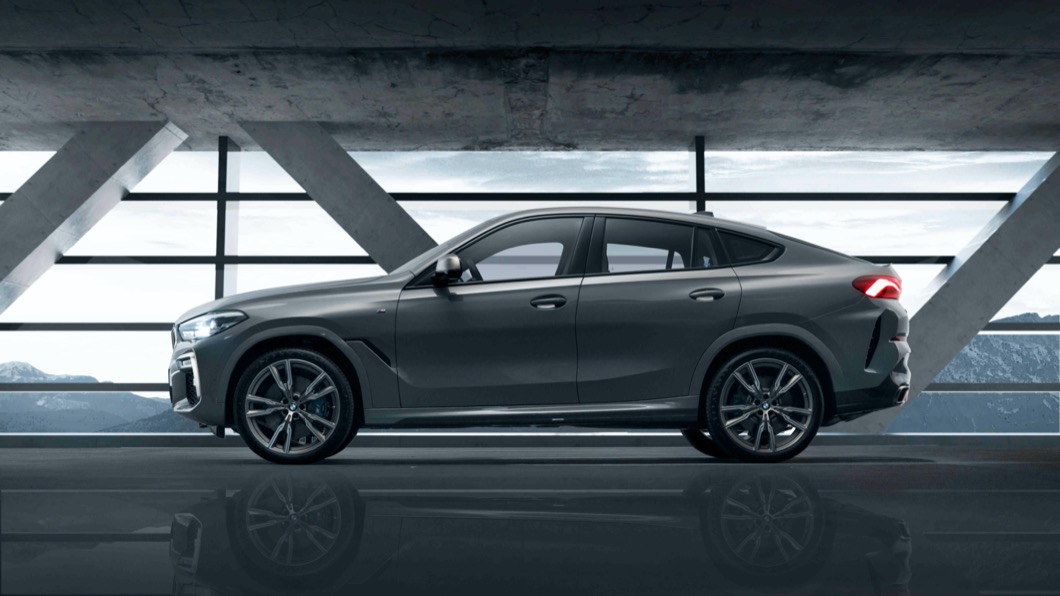 X6 M50i具備流暢的斜背設計並搭上標配的22吋胎圈。(圖片來源/ BMW) 