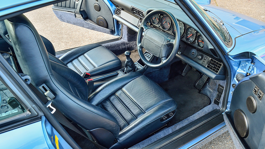 除皇室加持的一身貴氣，它更是少數配備神聖的X88性能套件的Porsche 964之一，馬力衝到385匹！(圖片來源/ Collecting Cars)