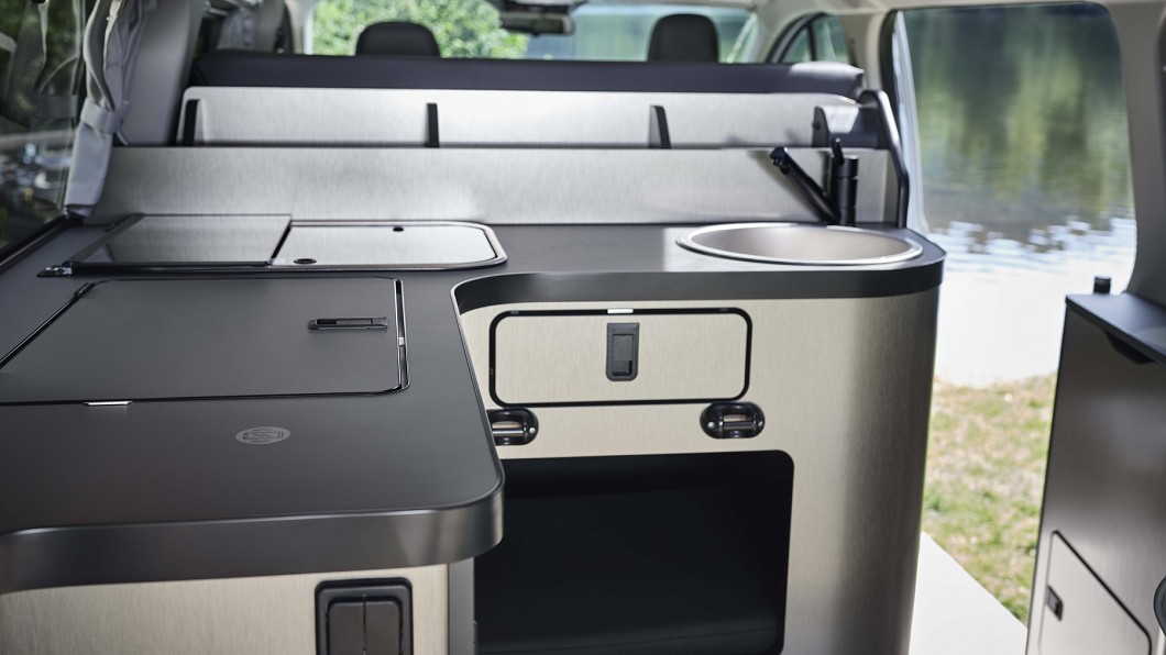 Nugget Active車內除了遊艇甲板風格木地板之外，搭配有鋁合金包覆櫥櫃以及緞面材質面板。(圖片來源/ Ford)