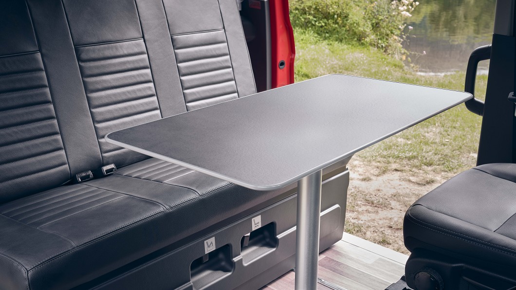 Nugget Trail車內以深色為主，透過黑色皮革搭配深色餐桌面板。(圖片來源/ Ford)