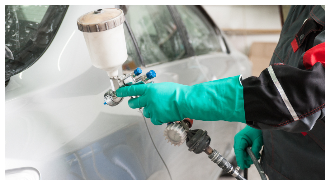 汽車烤漆表面通常會有一層清漆保護層，可避免烤漆遭到不明溶劑侵蝕。(圖片來源/sutterstock達志影像)