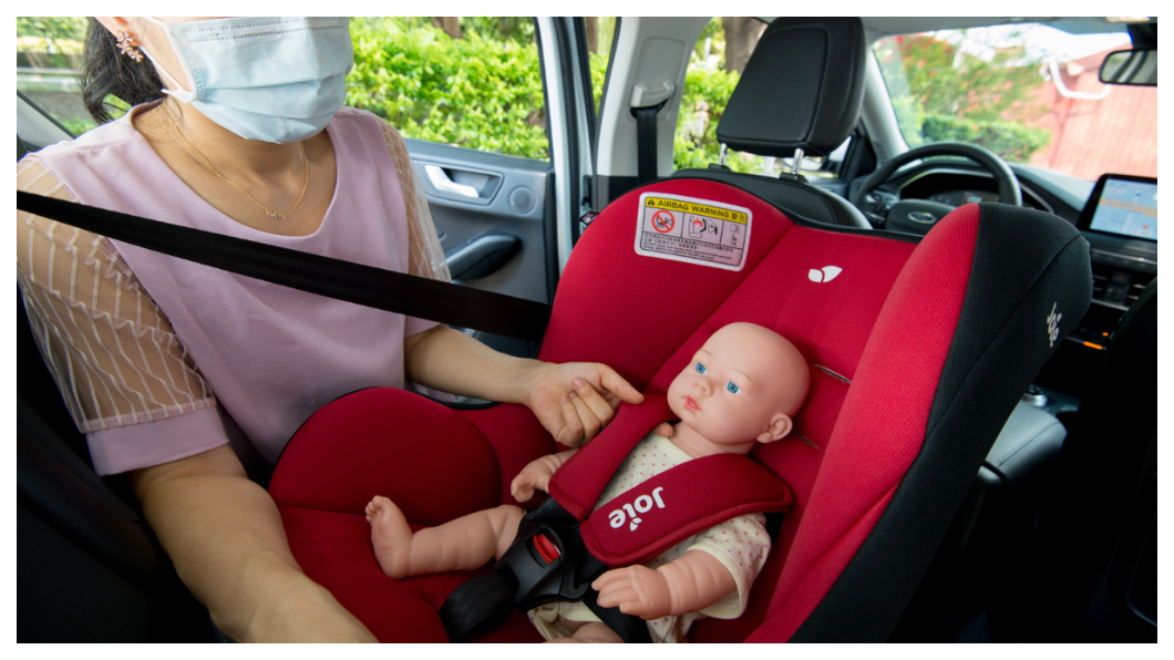 確認安全帶有確實繫緊嬰幼兒並保留一「指」寬的空隙。(圖片來源/Ford)