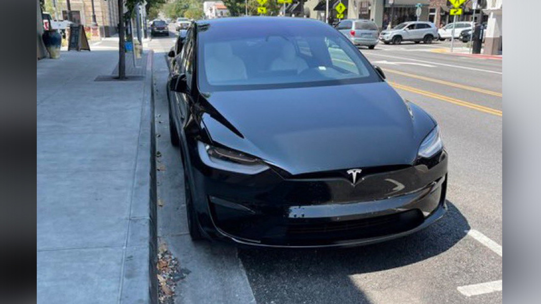新款Model X就停在路邊被網友捕獲。（圖片來源/ 擷取自Tesla Owners of Silicon Valley推特）