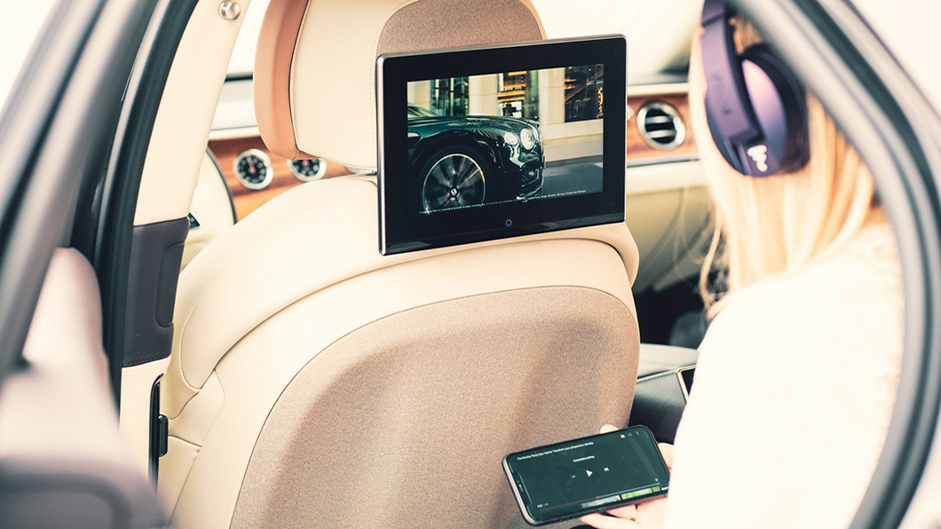 不論是智慧手機或平板等都能透過無線傳輸與後座娛樂系統連接，並透過車上大螢幕播放觀看。（圖片來源/ Bentley）