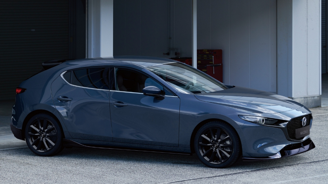 本月購買Mazda3五門型動旗艦進化版免費升級前擾流、車身側裙、後(下)擾流及運動化擾流尾翼。（圖片來源/ Mazda）