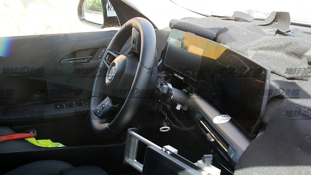 車內將全數位儀錶板與中控台觸控螢幕整合成類似曲面螢幕的視覺效果。(圖片來源/ TVBS)