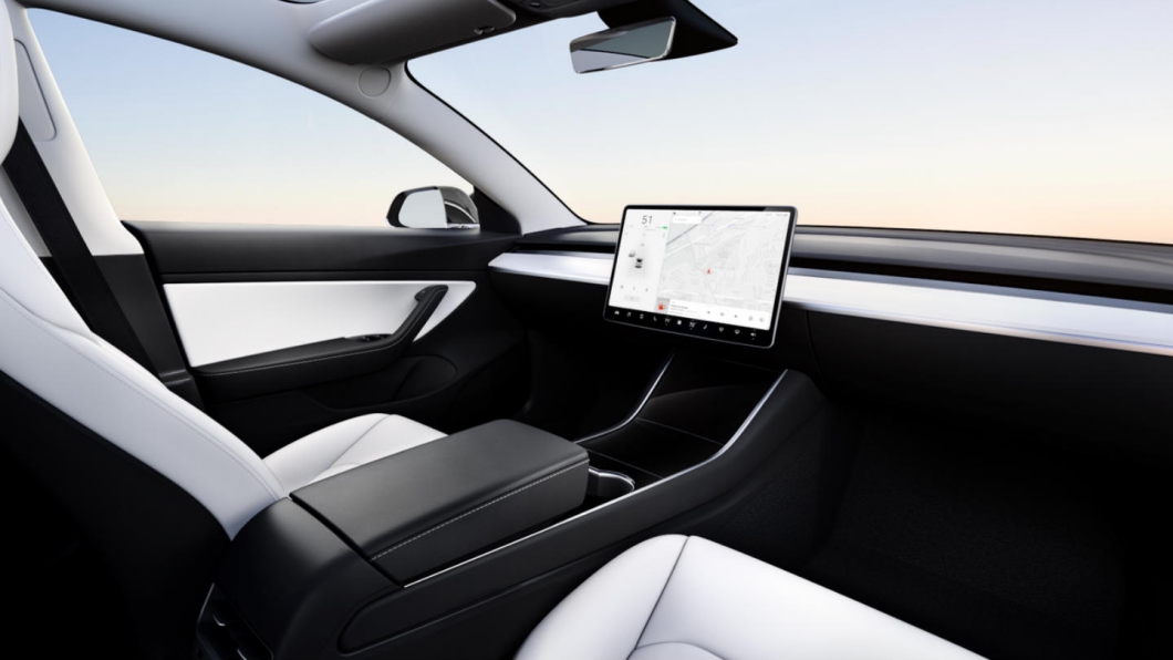 Elon Musk還說出要將方向盤變不見，但全自動駕駛在目前來說尚不可行。（圖片來源/ Driving.co.uk）
