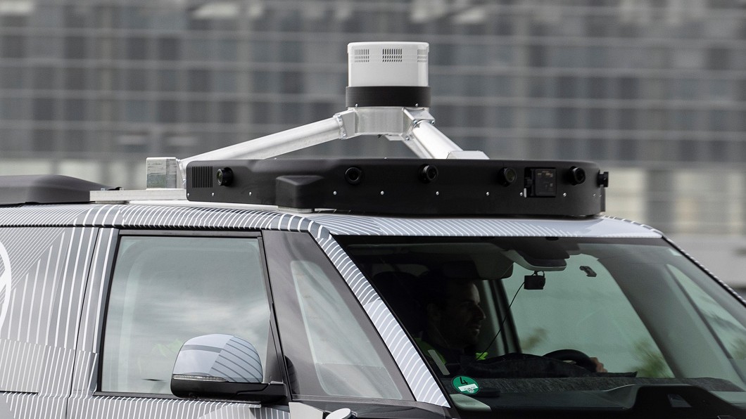 ID.Buzz AD原型車直接在車頂架上大型感測器，感測範圍可達400米之多。(圖片來源/ Volkswagen Commercial Vehicles)