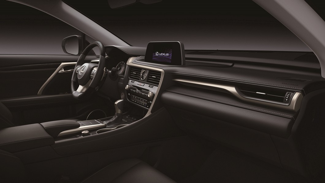 車內透過黑梣木飾板搭配雅灰縫線營造質感氛圍。(圖片來源/ Lexus)