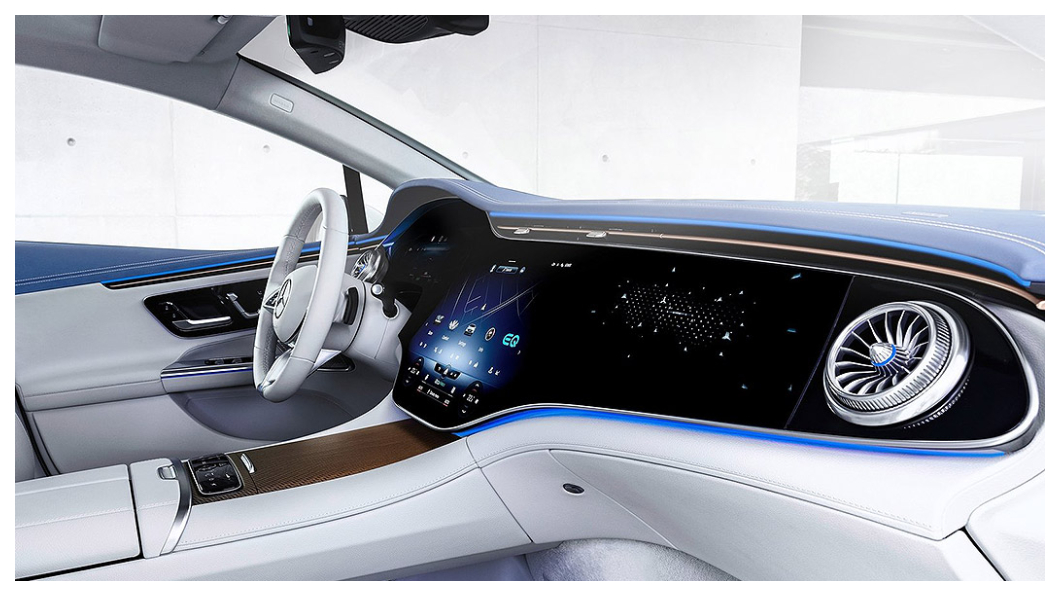 車內若選配MBUX Hyperscreen全數位介面，看起來又很像EQS。（圖片來源/ Mercedes-Benz)
