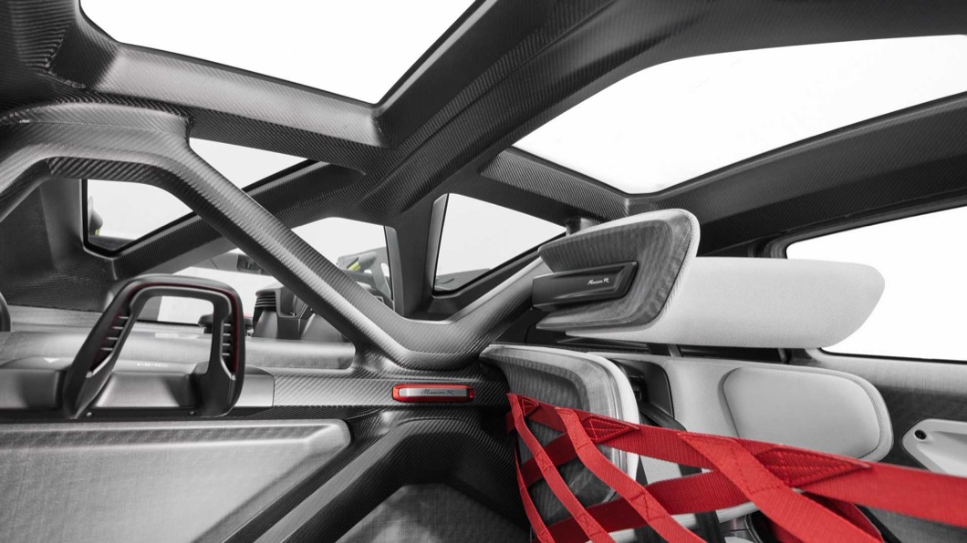 Mission R Concept車身部分則是採用天然纖維強化塑膠(NFRP)，這種材質是由農作物取得的亞麻纖維製成。(圖片來源/ Porsche)