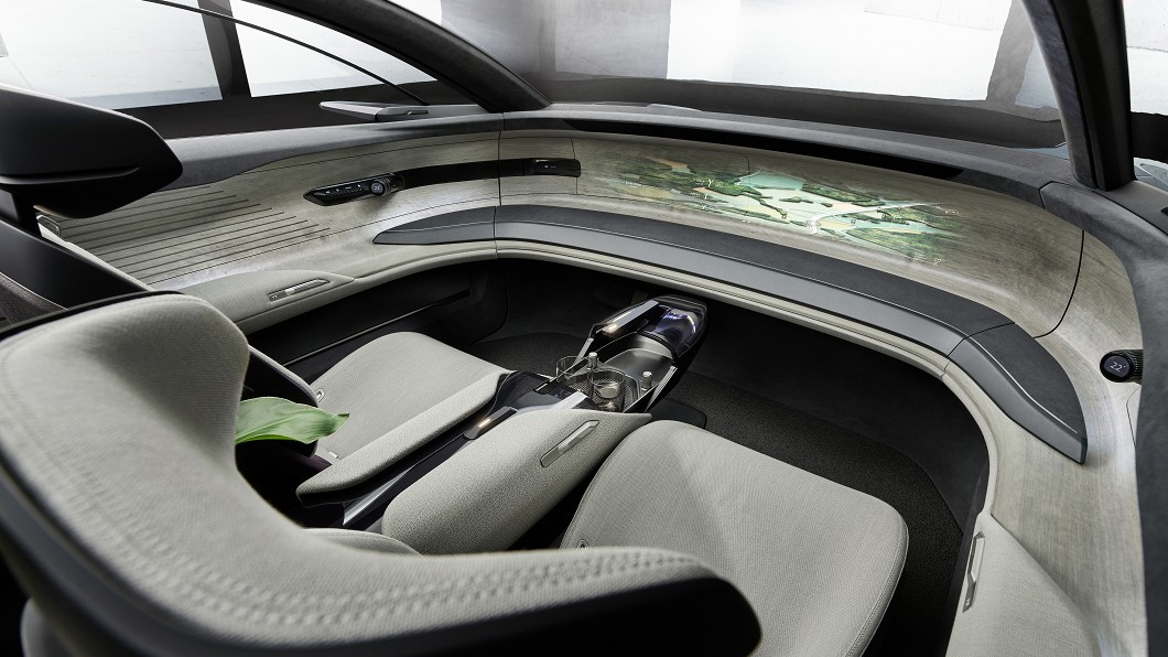 Grandsphere車內沒有實體螢幕，資訊都是直接投影到前座前方的弧形面板。(圖片來源/ Audi)