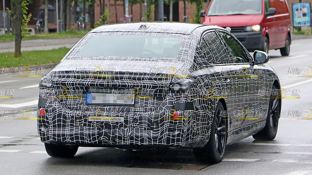 儘管車尾偽裝嚴密，還是可以看見BMW為新一代5 Series導入立體式燈組。(圖片來源/ TVBS)