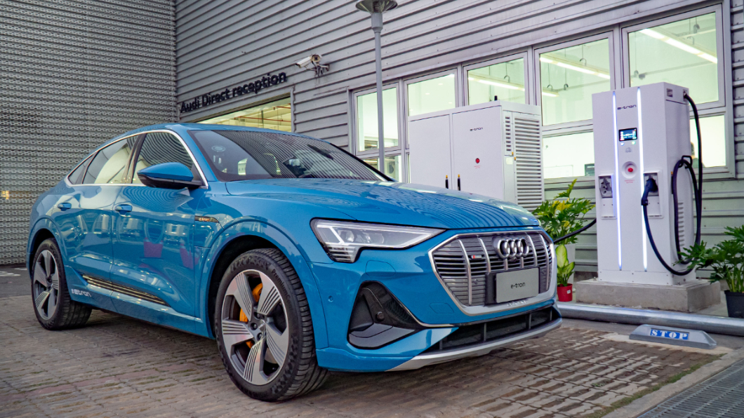 原先Audi贈送的7kW家用充電器給購買e-tron與e-tron GT系列車款買家，Audi亦導入11kW家用充電器供消費者選購升級。(圖片來源/ Audi)