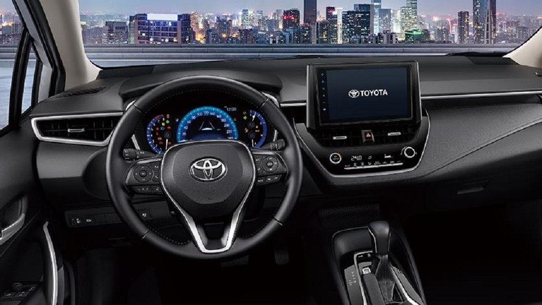 Corolla Altis 1.8汽油旗艦款以上升級配備9吋多媒體影音系統。新年式Corolla Altis規配官網上架，全面升級全速域ACC與LTA。(圖片來源/ Toyota)