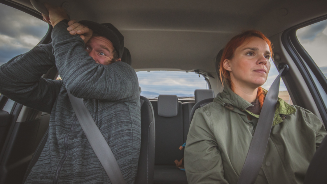 駕駛在開車時跟副駕的「互動」也有不少人討厭。(圖片來源/ Shutterstock達志影像)