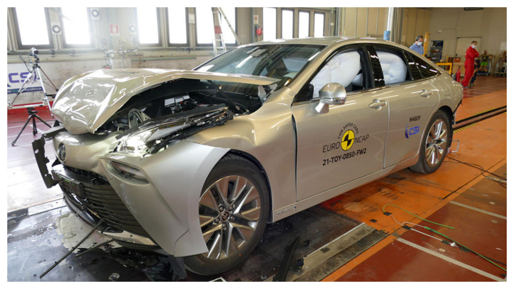 作為一款相對少見的FCEV氫燃料電池車，裝載高壓液氫罐的Mirai在碰撞和碰撞後安全性難免被放大檢視，所幸它依然勇奪五顆星。(圖片來源/ Euro NCAP)