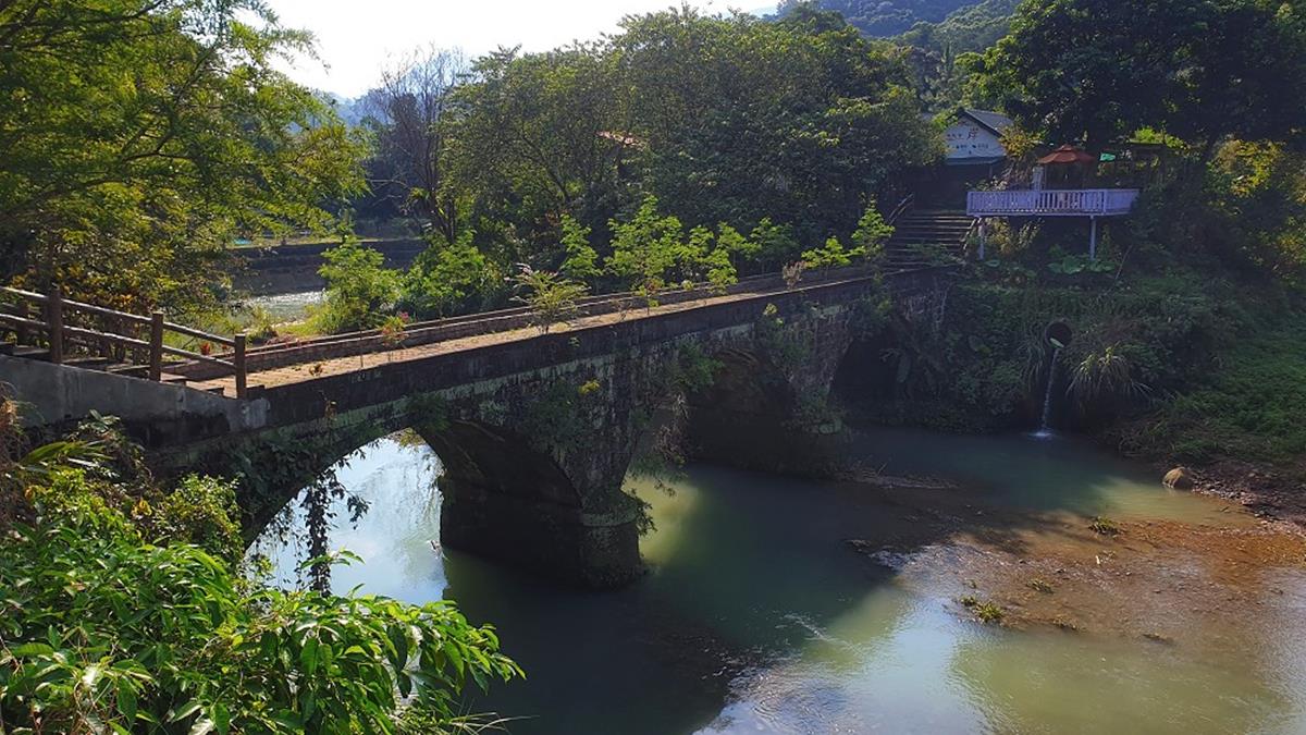 勇闖台版亞馬遜！新竹祕境１日遊６打卡點：天空之門、翠綠瀑布、日治糯米橋