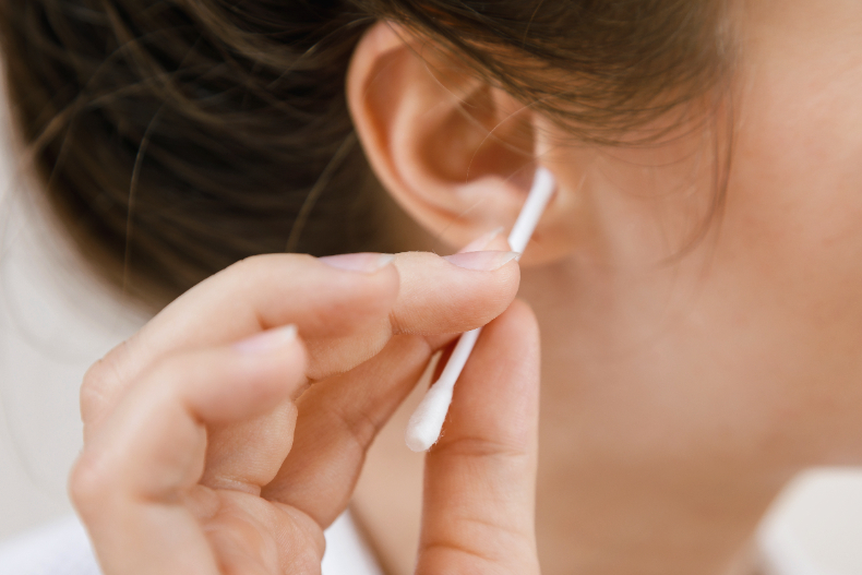 棉花棒掏耳只會越清越髒！醫挖出「２坨陳年黑耳屎」，親解正確清耳頻率＋方式