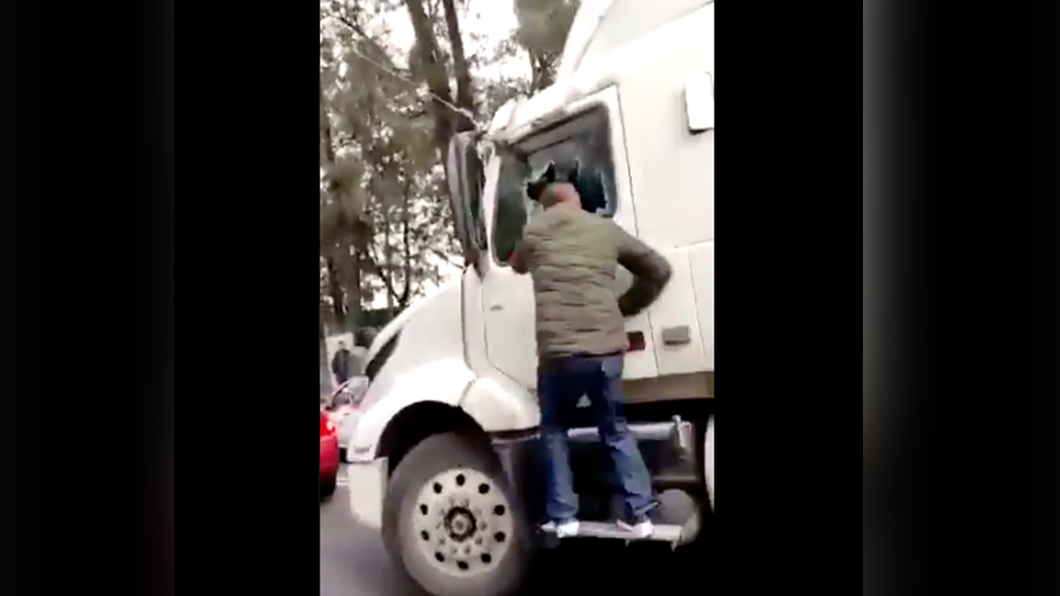 追殺卡車司機的人將車窗砸破抓人。（圖片來源/ 擷取自Yamile Rodríguez Twitter）