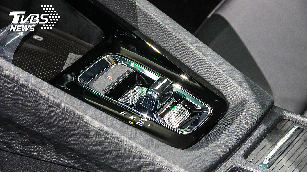 Octavia Combi車室中包含全新線傳排檔桿等多處，均以鍍鉻金屬飾件點綴。(圖片來源/ TVBS)