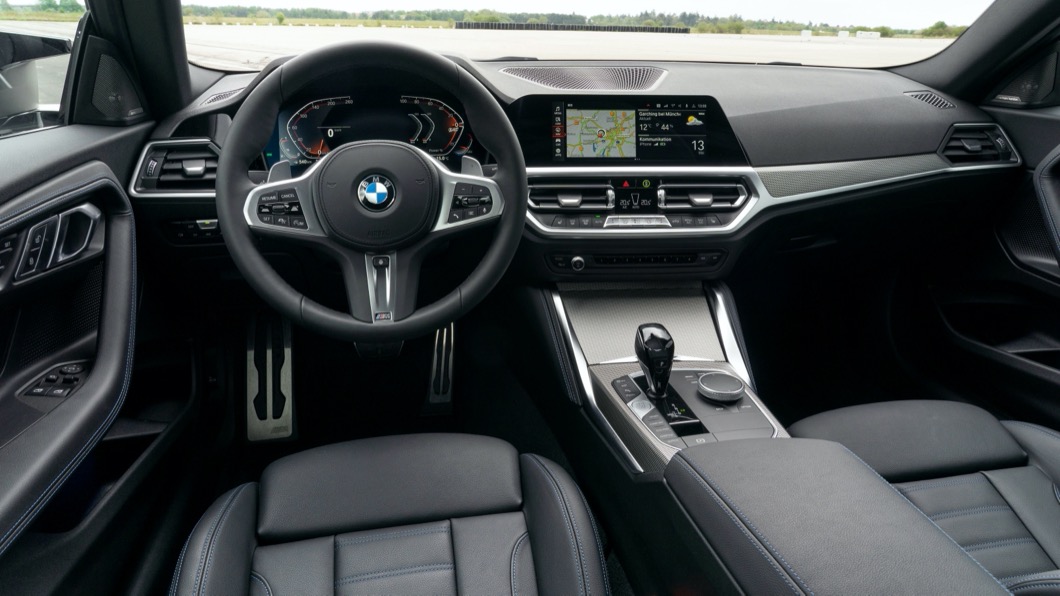 車上也採用iDrive7.0使用者介面，也具備iPhone手機數位鑰匙、車況抬頭顯示器，讓整體用車體驗更加具有科技感。(圖片來源/ BMW)