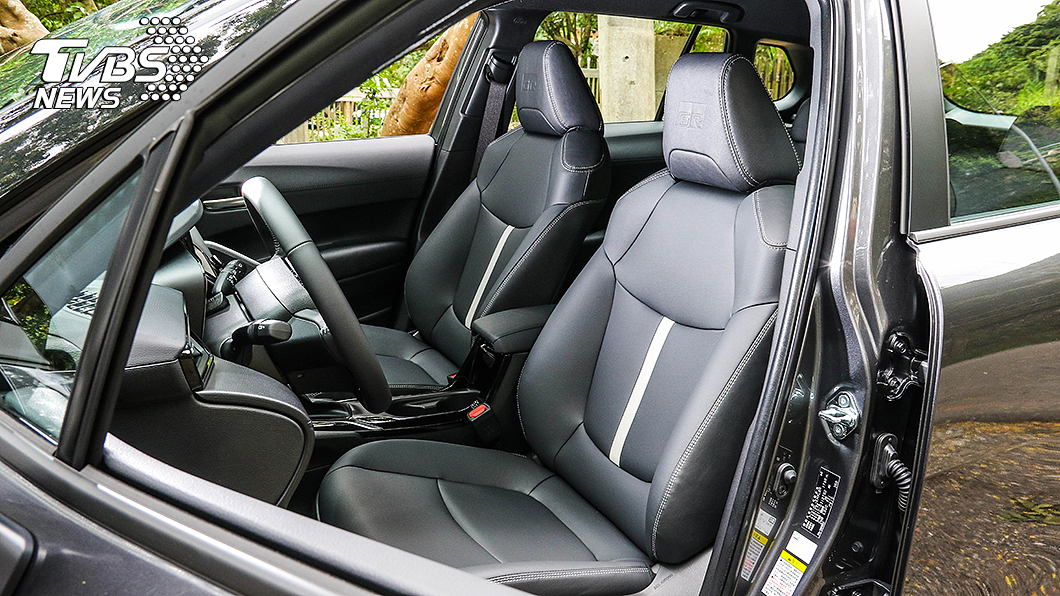 Corolla Cross GR Sport全車植入包覆性更高運動化座椅，前座頭枕還烙有GR Sport圖騰。