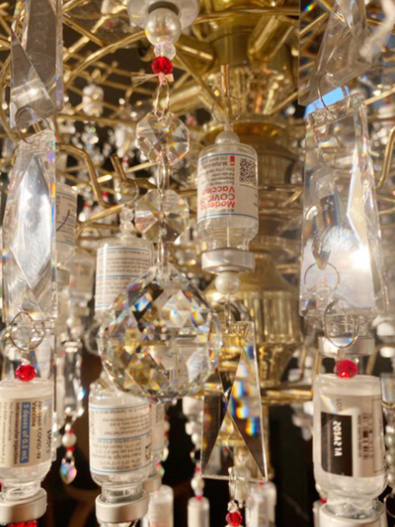 217個莫德納空瓶製成「疫苗水晶吊燈」！命名「感謝之光」照亮接種民眾、致敬全球醫護
