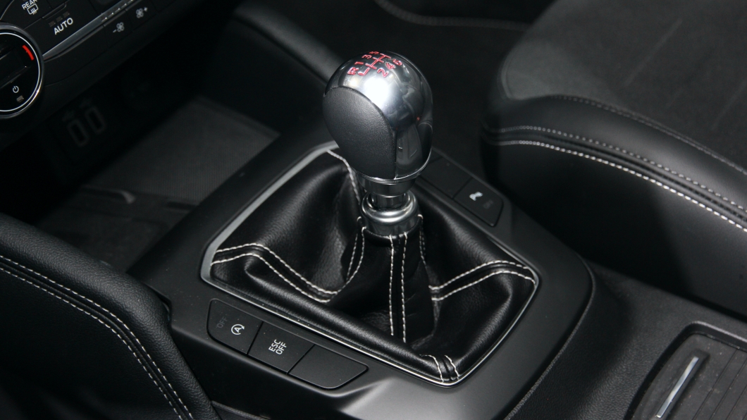 Ford Focus ST車上所搭載的六速手排變速箱更帶來了Rev-Matching，在退檔時可以協助駕駛補油。(圖片來源/ TVBS)