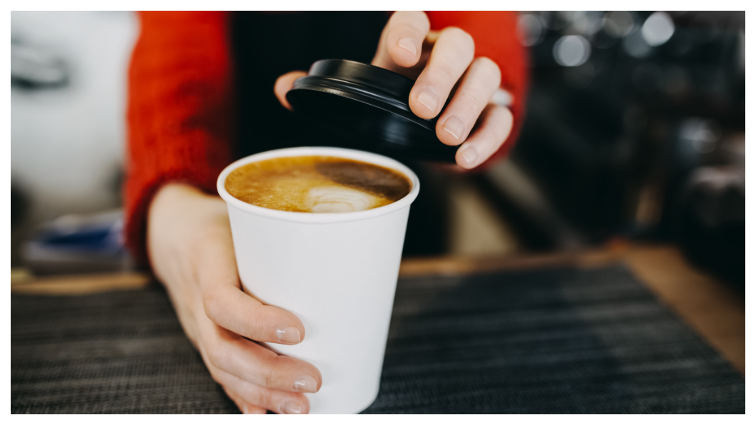 網友分享喝咖啡是個不錯的紓解駕駛疲勞方式。(圖片來源/ shutterstock達志影像)