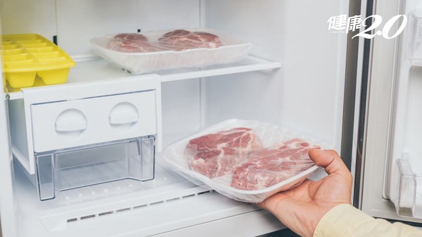 肉類放冷凍永遠不會壞？「1關鍵」就該丟了！為什麼肉片上有彩虹光？