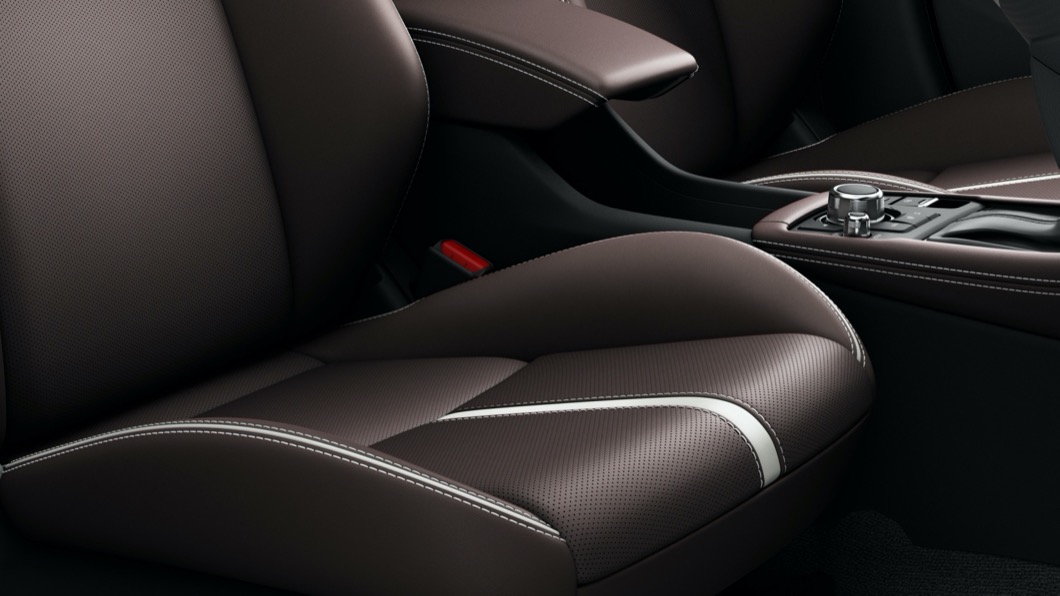 內裝方面採用Nappa真皮座椅，並以深紅色皮革輔以白色條紋點綴，創造出更搶眼的視覺感受。(圖片來源/ Mazda)